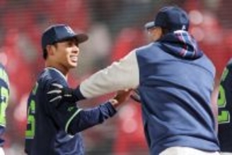 池山監督とタッチする山野　プロ野球