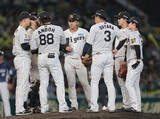 「マウンドに集まる阪神ナイン　プロ野球」の画像1