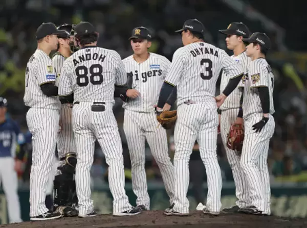 マウンドに集まる阪神ナイン　プロ野球