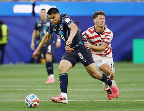 攻め上がるＤ・ゴメス　Ｗ杯サッカー