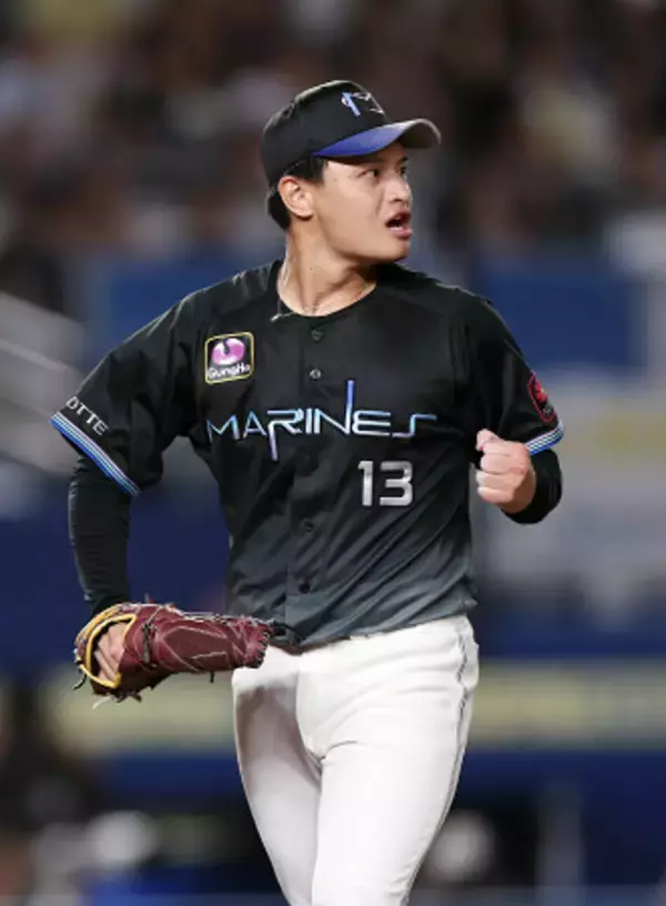 ガッツポーズする毛利　プロ野球