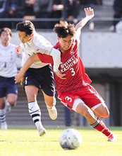 競り合う熊谷と広瀬　高校サッカー