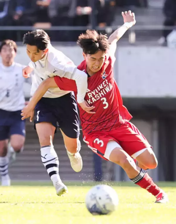 競り合う熊谷と広瀬　高校サッカー