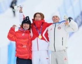 銀メダルを手にする長谷川　五輪