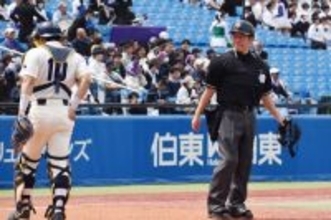 ヘルメットを着用した溝内審判員　野球