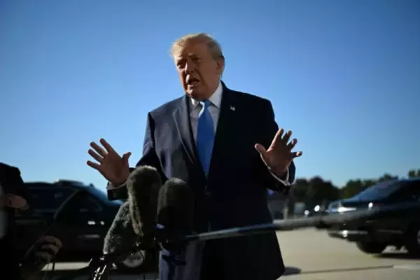 オバマ氏、トランプ氏のホワイトハウスを「独裁者が開いたファミレス」になぞらえ