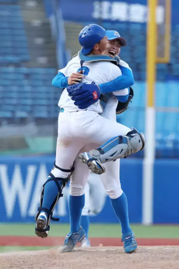 喜ぶ中西と渡部　野球