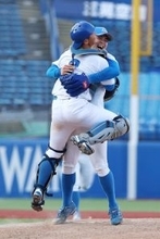 喜ぶ中西と渡部　野球