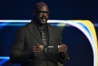 日本の紙を掲げるオニールさん