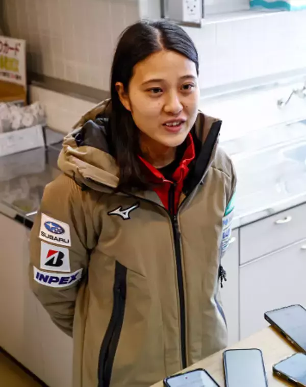 取材に応じる丸山　Ｗ杯ジャンプ女子