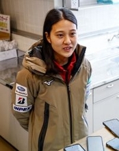 取材に応じる丸山　Ｗ杯ジャンプ女子