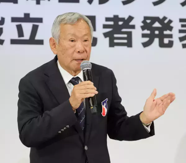 「記者会見する諸星会長　ゴルフ」の画像