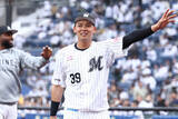 「歓声に応える井上　プロ野球」の画像1