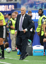 試合を見詰めるアルファロ監督