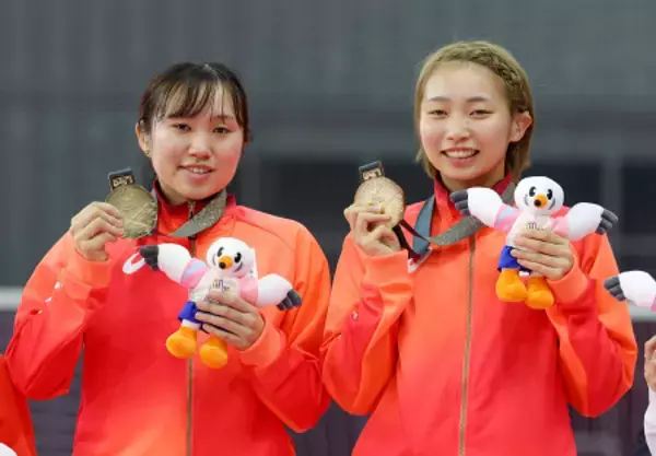 金メダルを手にする矢ケ部姉妹