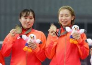 金メダルを手にする矢ケ部姉妹