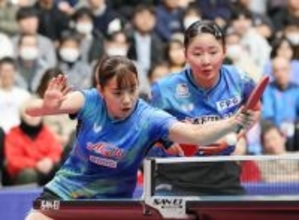 プレーする張本美、長崎組　全日本卓球