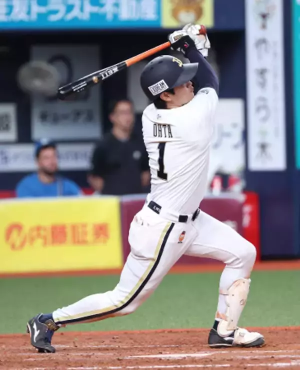 太田の勝ち越し２点二塁打　プロ野球