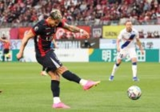 鹿島が首位守る　Ｊリーグ