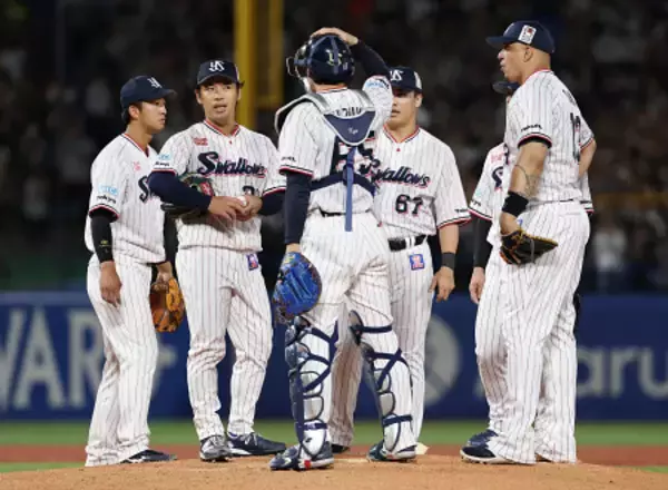 集まるヤクルトナイン　プロ野球