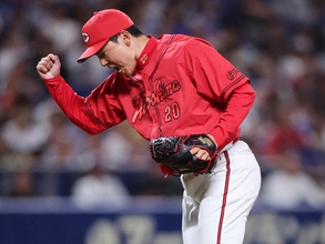 喜ぶ栗林　プロ野球