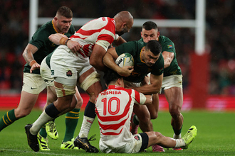 タックルするリーチら