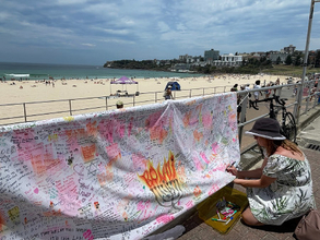 追悼続くボンダイビーチ