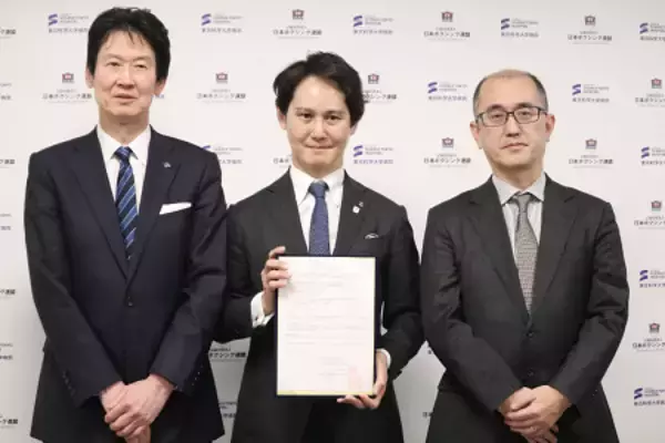 撮影に応じる仲間会長ら