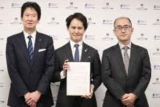 撮影に応じる仲間会長ら