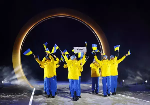 入場行進するウクライナ選手団　五輪