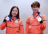 「吉田、森田組が笑顔の帰国＝五輪団体銀メダル―フィギュアスケート〔ミラノ・コルティナ五輪〕」の画像1
