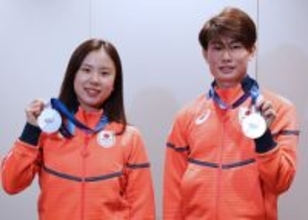 吉田、森田組が笑顔の帰国＝五輪団体銀メダル―フィギュアスケート〔ミラノ・コルティナ五輪〕