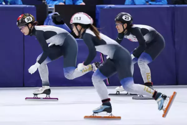 中島にタッチする平井　五輪