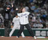 「小野光希が始球式　プロ野球」の画像1