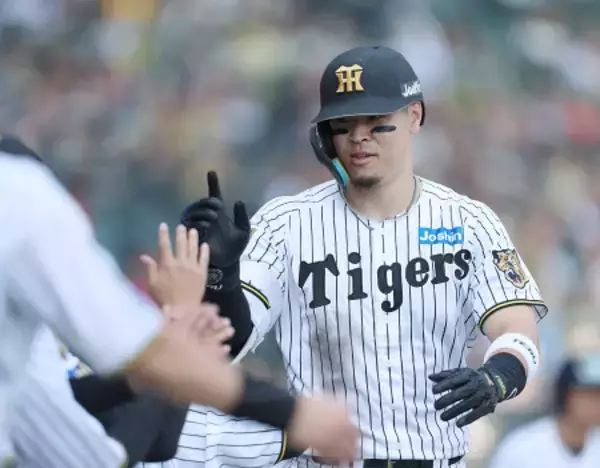 迎えられる佐藤　プロ野球