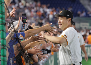 笑顔の田中将　プロ野球