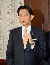 税収の偏在是正「結果出す」