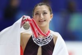 メダルを手に笑顔の坂本