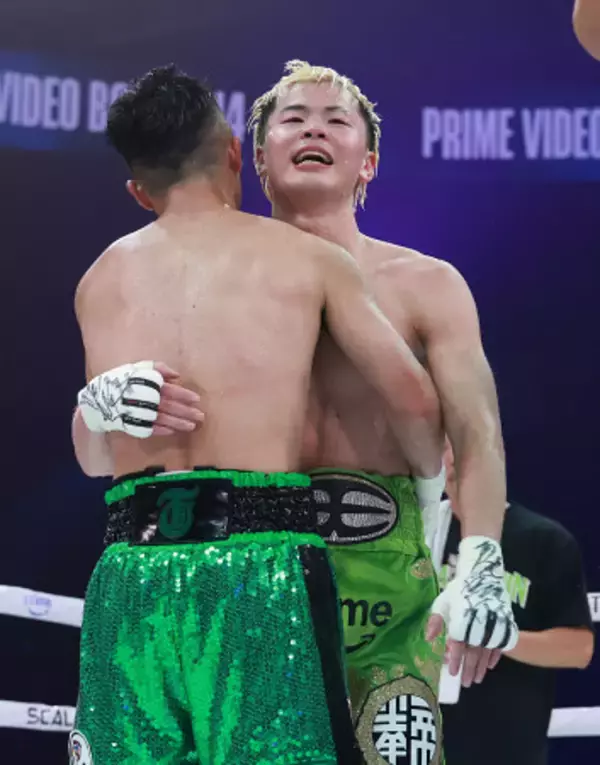 井上拓をたたえる那須川　ボクシング