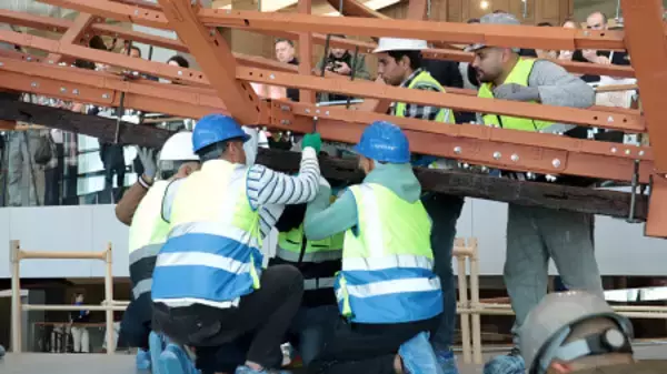 「クフ王の船」復元作業公開