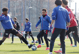 練習する長友　Ｊリーグ