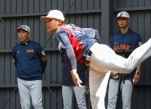 練習を見詰める井端監督　野球