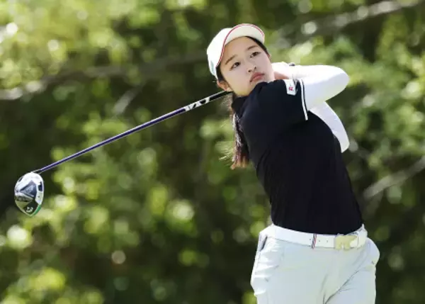 ティーショットを放つ呉佳晏　ゴルフ