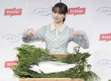「養殖サーモン一尾を贈られたのんさん」の画像1