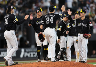喜ぶソフトバンクナイン　プロ野球