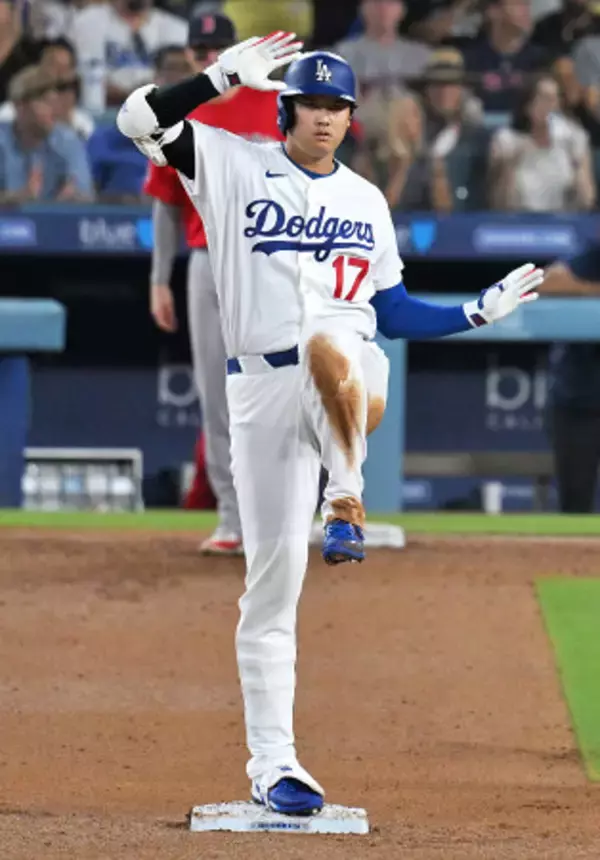 ポーズを取る大谷　大リーグ