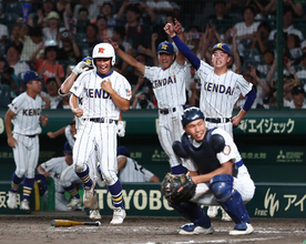喜ぶ健大高崎の選手　高校野球