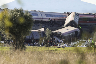 スペインで高速列車衝突、３０人死亡