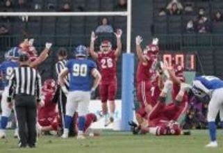 喜ぶ立命大の選手たち　甲子園ボウル