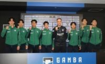 撮影に応じる新監督ら　Ｊリーグ